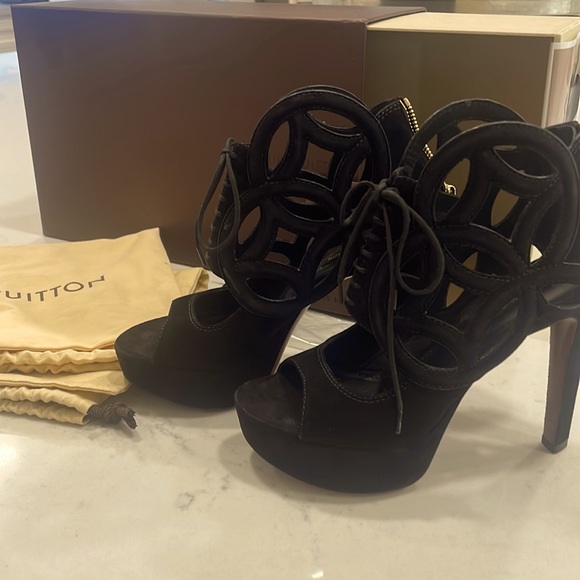 Women’s black suede 4 inch pumps by Louis Vuitton - Picture 1 of 14